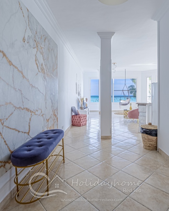 Heller, großzügiger Eingangsbereich.