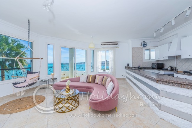 Wohnzimmer mit offener Küche. Voll ausgestattet und mit großer Küchentheke. 