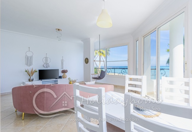 Wohnzimmermit Smart TV und Essbereich 