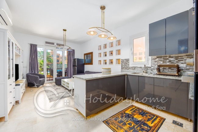 Offene Küche mit Wohn-/Essbereich und Terrasse zum Pool. 