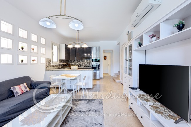 Helles Wohnzimmer mit Smart TV