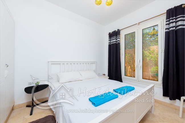 Großer Einbauschrank und Blick zum Garten