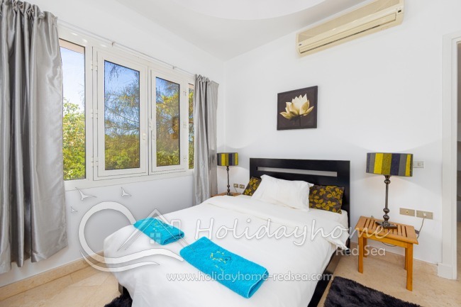 2. Schlafzimmer mit großen Fenstern 