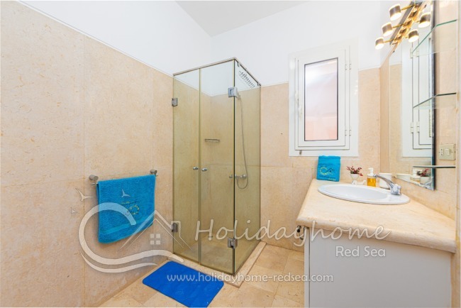 Zweites Badezimmer mit Dusche. 