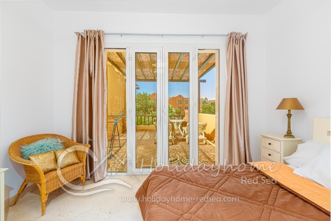 3. Schlafzimmer mit Terrasse und Blick zum Pool.