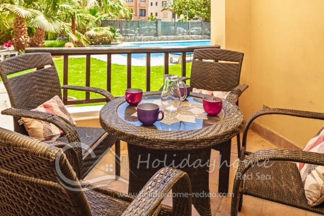 Terrasse zum Pool mit Essplatz. 