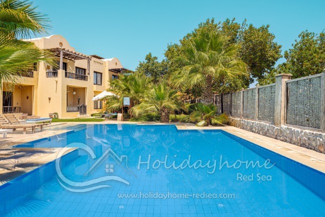 Großer Gemeiinschaftspool mit Garten.