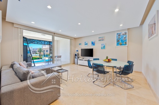 Geschmackvoll eingerichtetes Wohn-/Esszimmer.