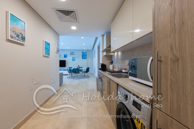 Voll ausgestattete offene Küche.