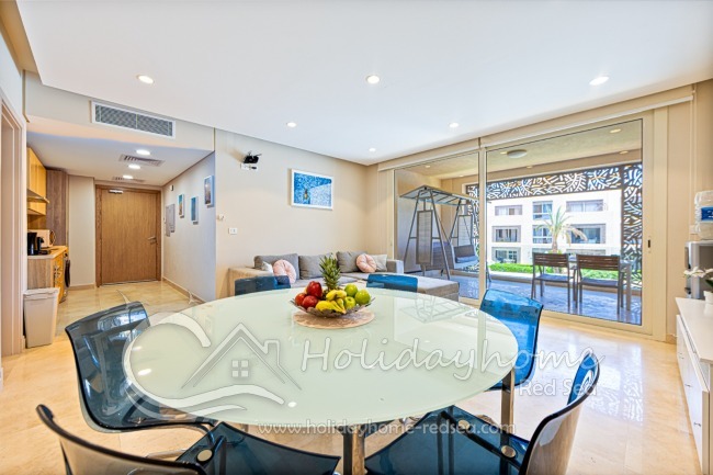 Offene Küche, modernes Wohnzimmer und großer Esstisch. 