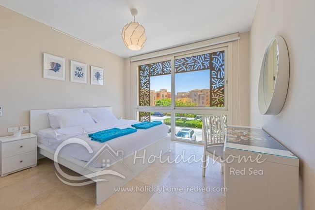 Schönes Schlafzimmer mit Schreibtisch.