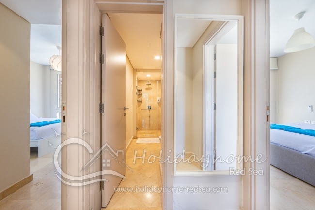 Flur zu den Schlafzimmern und zum zweiten Badezimmer