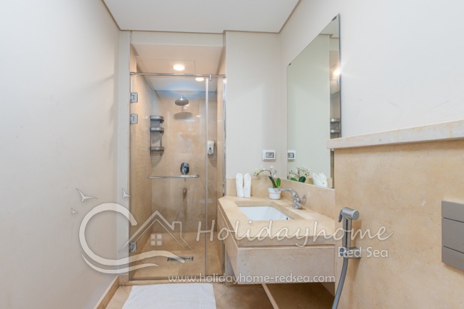 Zweites Badezimmer mit Dusche.