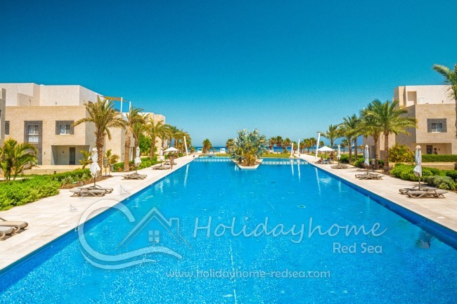 Besonders großer Gemeinschaftspool