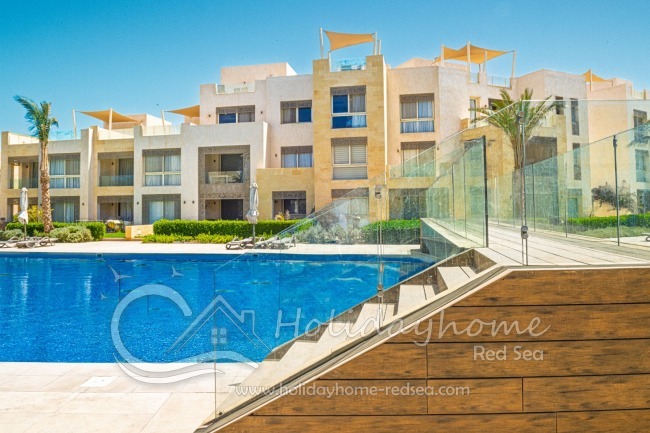 Apartment auf der ersten Etage und Brücke über den großen Pool