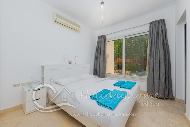 Schlafzimmer mit Zugang zur Terrasse