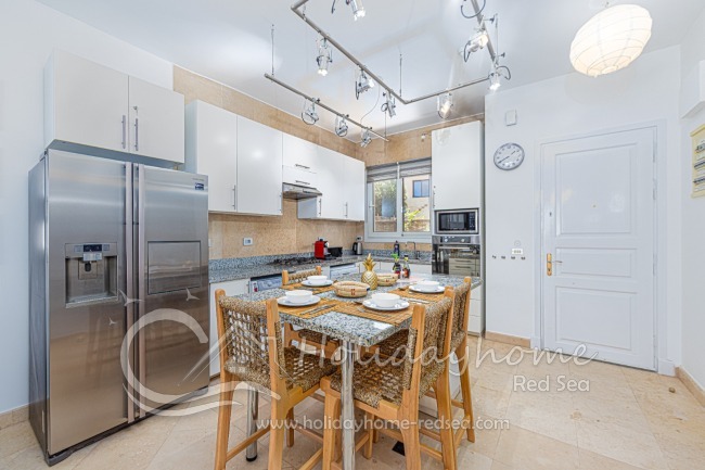 Voll ausgestattete Küche mit Esstheke