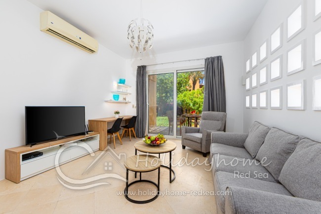 Modernes, helles Wohnzimmer mit Arbeitsplatz