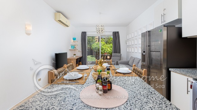 Großzügige Esstheke mit offenem Wohnbereich