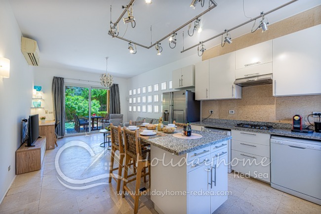 Offene Küche mit Esstheke, Wohnzimmer und Arbeitsplatz