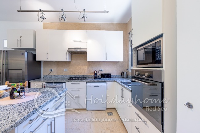 Küche mit Geschirrspülmaschine, Gas-Herd, Oven und Mikrowelle