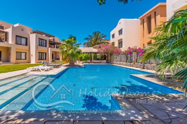 Gemeinschaftspool mit breitem Pooleinstieg