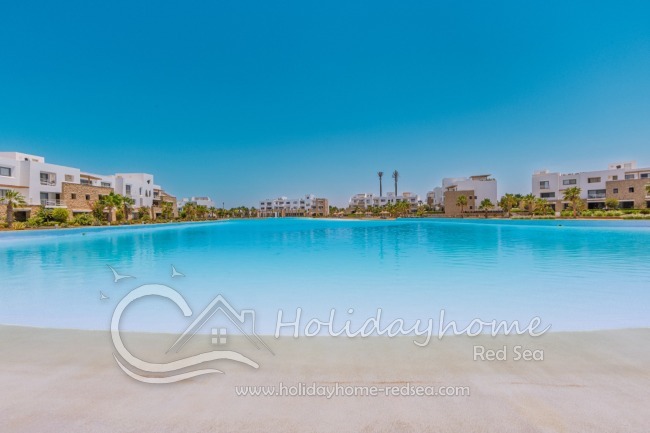Große Salzwasserpool-lagune mit Sandstrand