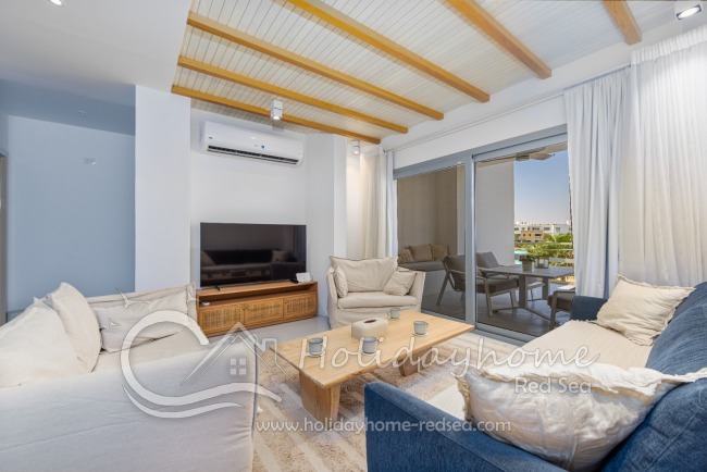 Elegantes Wohnzimmer mit gemütlichen Sitzmöbeln und Smart TV