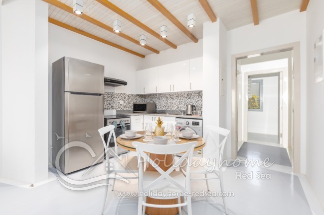 Voll ausgestattete Küche mit Esstisch