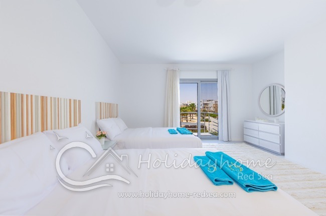 Schlafzimmer mit Kommode und Spiegel