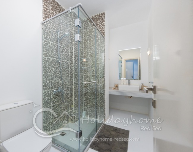 Badezimmer zum ersten Schlafzimmer