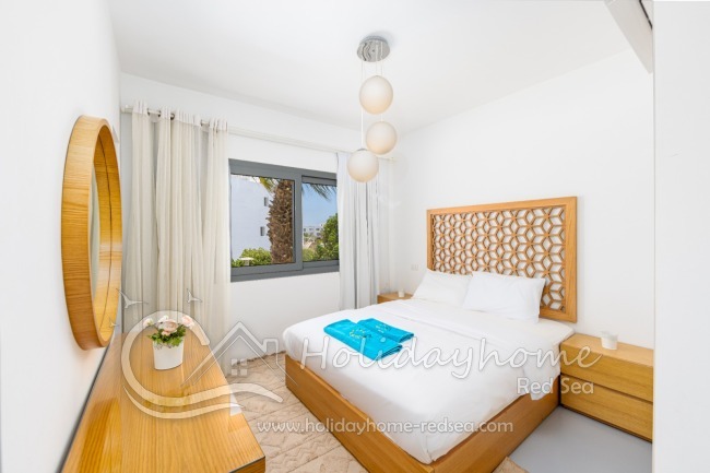 2. Schlafzimmer mit Doppelbett 