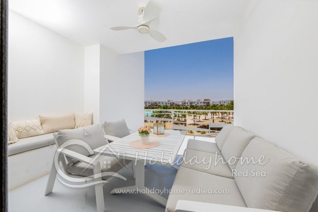 Große Terrasse mit Essbereich