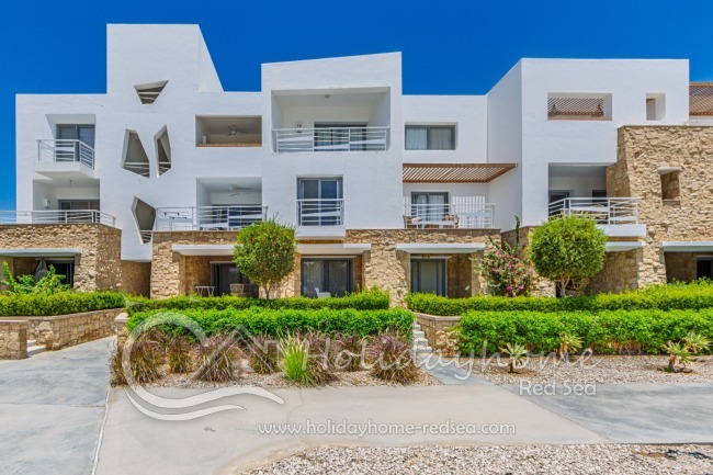 Blick auf das Gebäude von der Lagune aus