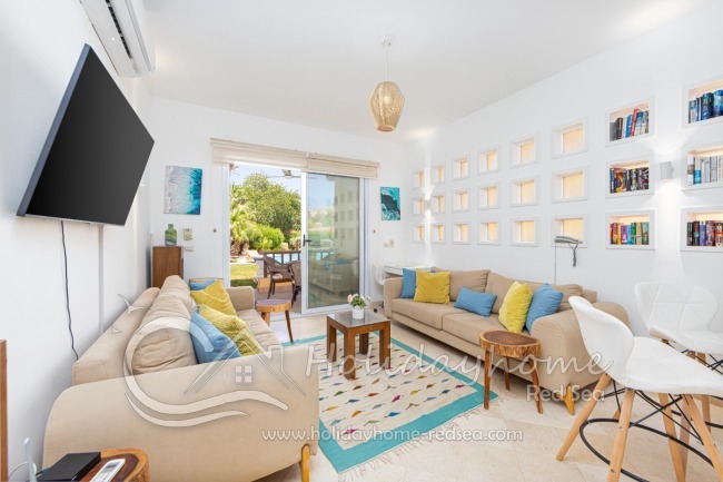 Wohnzimmer mit Arbeitsplatz und Küchentheke