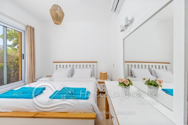 2. Schlafzimmer mit Gartenblick