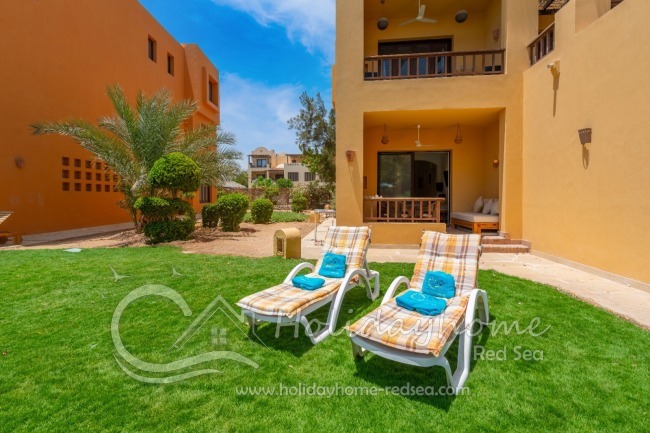  Terrasse mit Sonnenliegen 