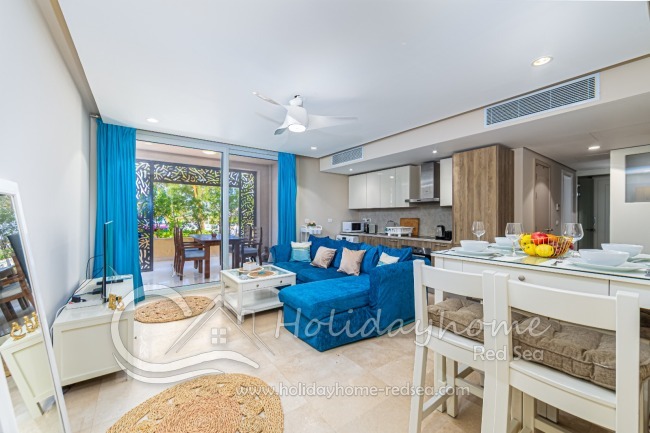 Offerner Wohn-/Essbereich mit Küchenzeile