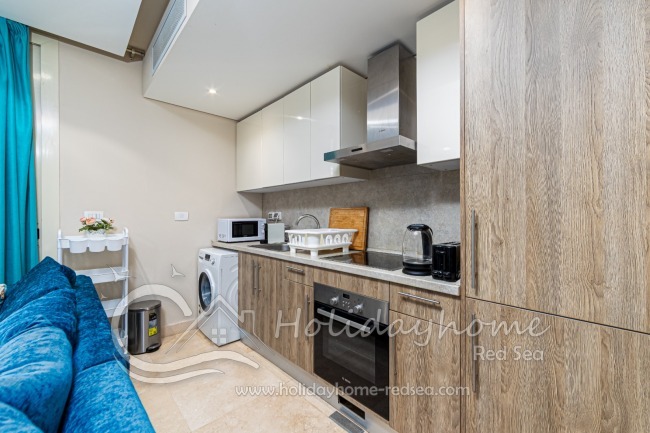 Voll ausgestattete Küche mit Mikrowelle und Nespresso Maschine