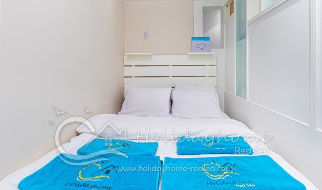 Kleines, zweites Schalfzimmer mit Bett und Kleiderschrank