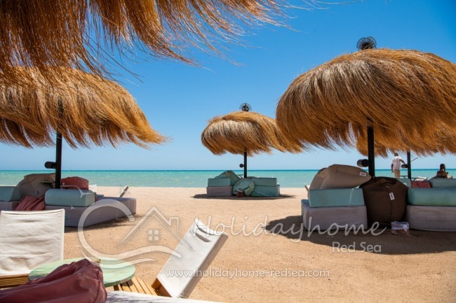 Sonnenliegen am externen Zouni Strand