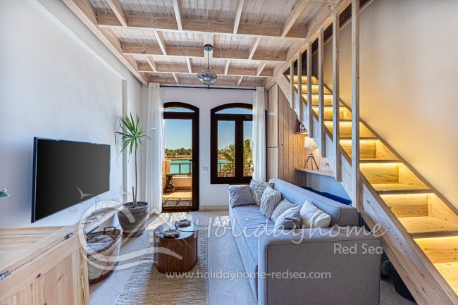 Heller Wohnbereich mit Treppe zur Empore mit extra Bett