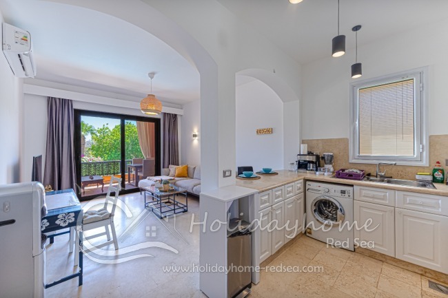 Offene Wohnküche zum Wohnzimmer und Zugang zum Balkon