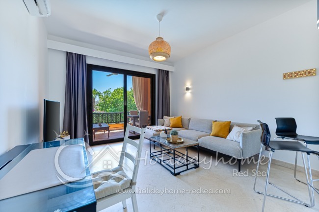 Gemütliches Wohnzimmer mit großem Sofa und Arbeitplatz für home office