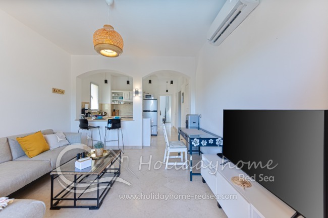 Wohnbereich mit Bar-Theke und Smart TV mit internationalen Sendern