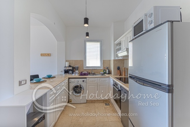 Voll ausgestattete Küche mit Herd, Backofen, großem Kühlschrank mit Gefrierfach, Wasserkocher, Toaster, Spühlmaschine, Microwelle, Kaffeemaschine und Waschmaschine