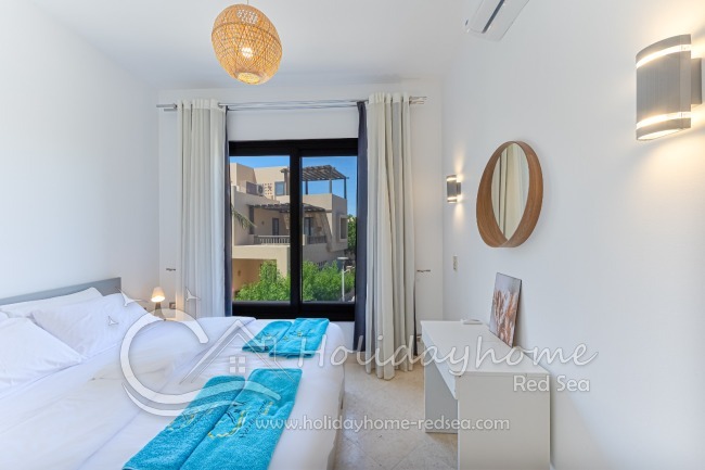 Schlafzimmer 1 mit integriertem Badezimmer