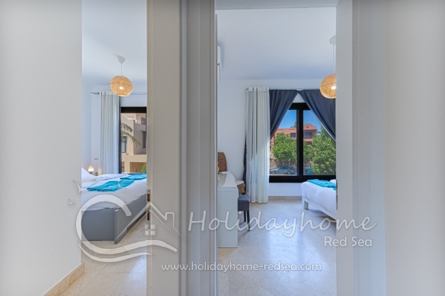 Eingang Schlafzimmer 1 (links) und ein Eingang Schlafzimmer 2 (rechts)