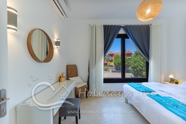 Schlafzimmer 2 mit integriertem Arbeitsplatz zum Arbeiten und großem Doppelbett (Breite 1,8m)