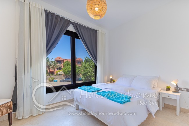 Schlafzimmer 2 mit integriertem Arbeitsplatz zum Arbeiten und Spiegel